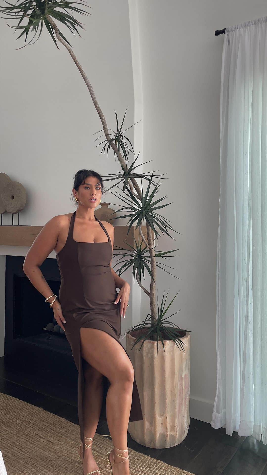 La'Tecia Thomasのインスタグラム：「A moment for this dress 🥲🤎 @revolve」