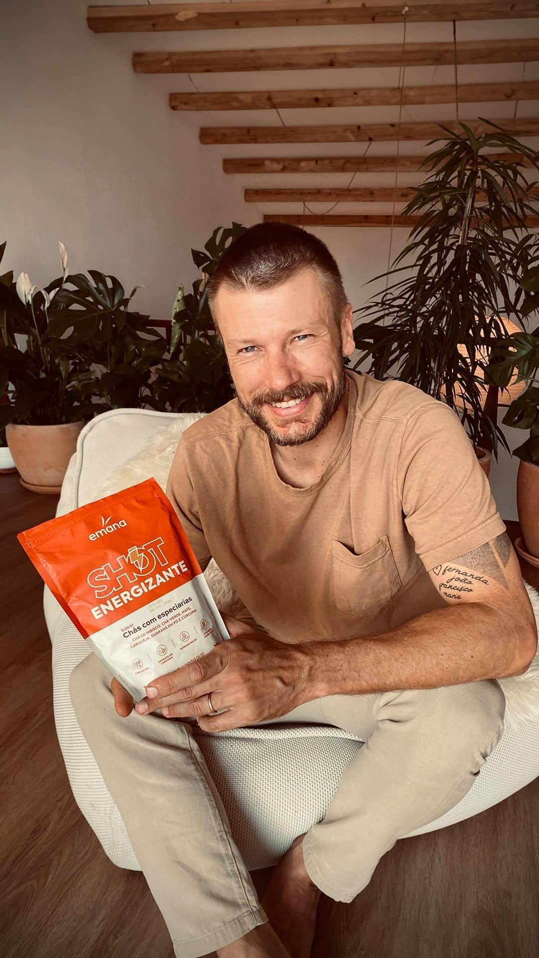 のインスタグラム：「Hoje foi dia de instalar a porta do quarto das crianças e para isso contei com o ajuda do Shot Energizante da Emana!  O Shot possui efeitos termogênicos, anti-inflamatórios e antioxidantes que me ajudam a começar o dia com muito mais energia.  Assim fica fácil fazer todas as tarefas do dia a dia com muito mais disposição.  Gostou? Acesse www.souemana.com.br e garanta o seu!  #Publicidade」