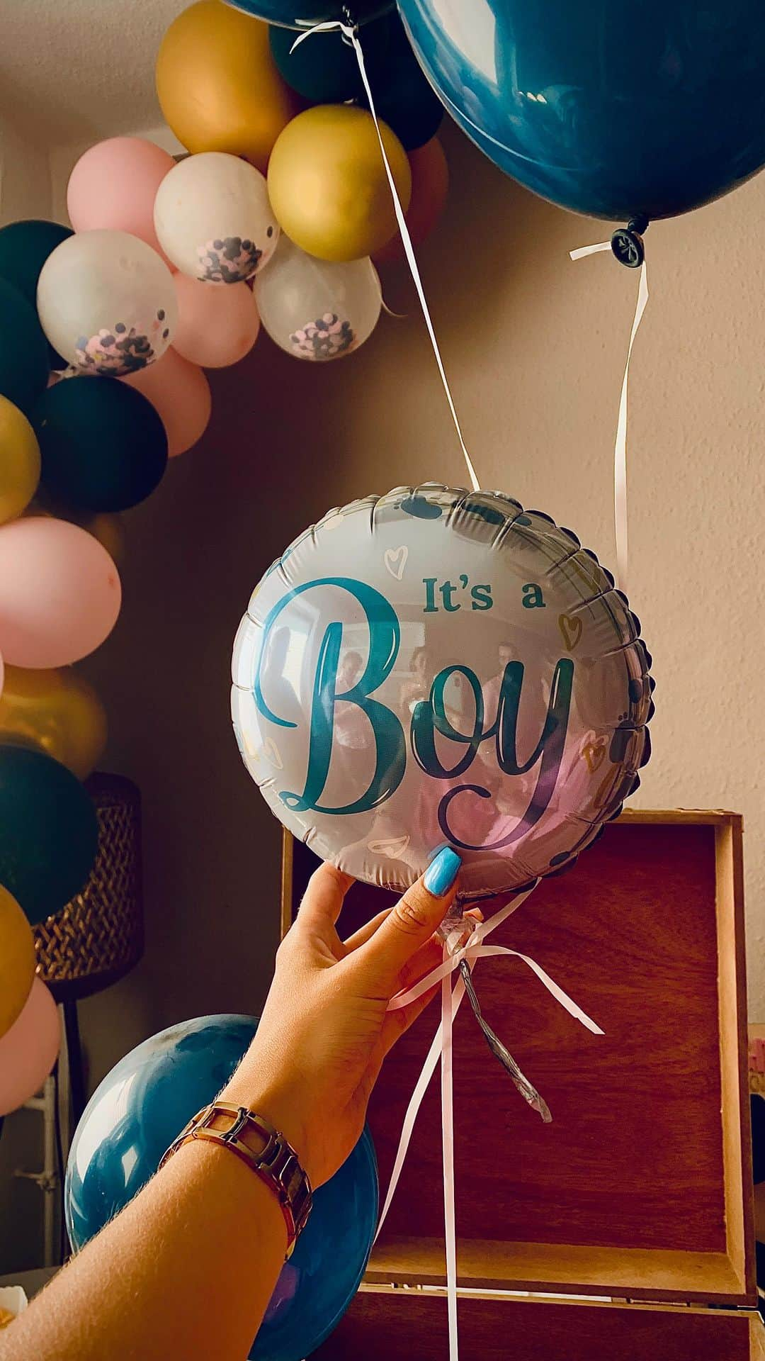 ルーベン・ブロマールトのインスタグラム：「Officially #teamboy 🩵 still unbelievable… ✨👶🏻 #genderreveal   #genderparty #babyparty #genderrevealideas #genderrevealvideos #babyboy #babyboystyle #parentstobe #boymom #boydad #adventurecomingsoon #lookingforward」