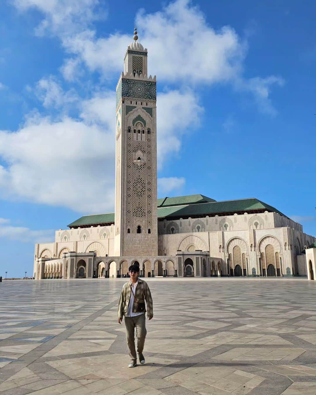 アイス・サランユーのインスタグラム：「Hello Casablanca ,Morocco ลงเวที เมื่อคืน วันอาทิตย์  เข้า รพ 1 คิน  ถอดสายน้ำเกลือ แล้วมุ่งหน้ามาที่นี่เลย กายไม่พร้อมใจพร้อม เราพอทำได้  Private Family trip arangement by @unithaitrip  มาเที่ยว โมรอคโค กันครับ 🐪 #casablanca #morocco  #icesarunyuaroundtheworld #icesarunyuinmorocco」