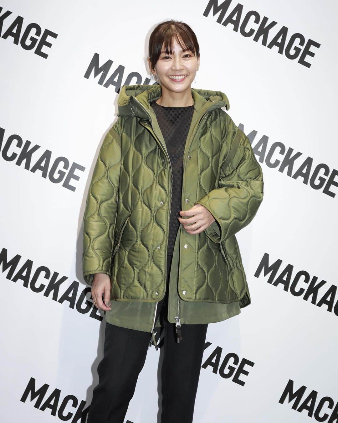 のインスタグラム：「9/16（土）国内初となる直営店“MAKAGE AOYAMA FLAGSHIP STORE”が東京・青山にオープンします。 一足お先にオープニングパーティーへ行ってきました。  @mackage   写真で着用しているダウンは二重になっていてレイヤードできるもの。ファッション性と機能性を兼ね備えたダウン！ オーバーサイズで前後差のあるシルエットがおしゃれ✨  ムートンのコートもとっても可愛かったな。  青山店では幅広いアイテムが豊富に揃っているのでオープンするのが楽しみです😊  #mackage #マッカージュ #pr」