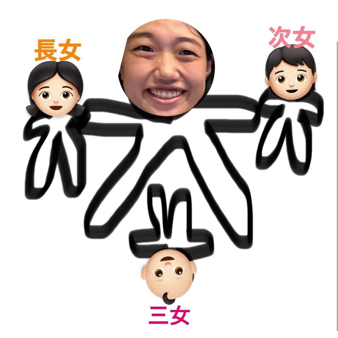 のインスタグラム：「#3人が私の隣になる寝方思いついたのよー！ #これで奇跡的に寝たのよーーーー！ #三女が顔の隣がいいとか言わない限り #私の雰囲気を味わうだけで寝てくれる限り #とにかく今だけ効果がある寝方なのよー！ #足をある程度開けとかなくちゃいけないので #つりそうになるのよー！ #長女次女が寝たら三女をベビーベッドへ #最初からベビーベッドで寝てくれたらいい話なのよー！ #うふ！」