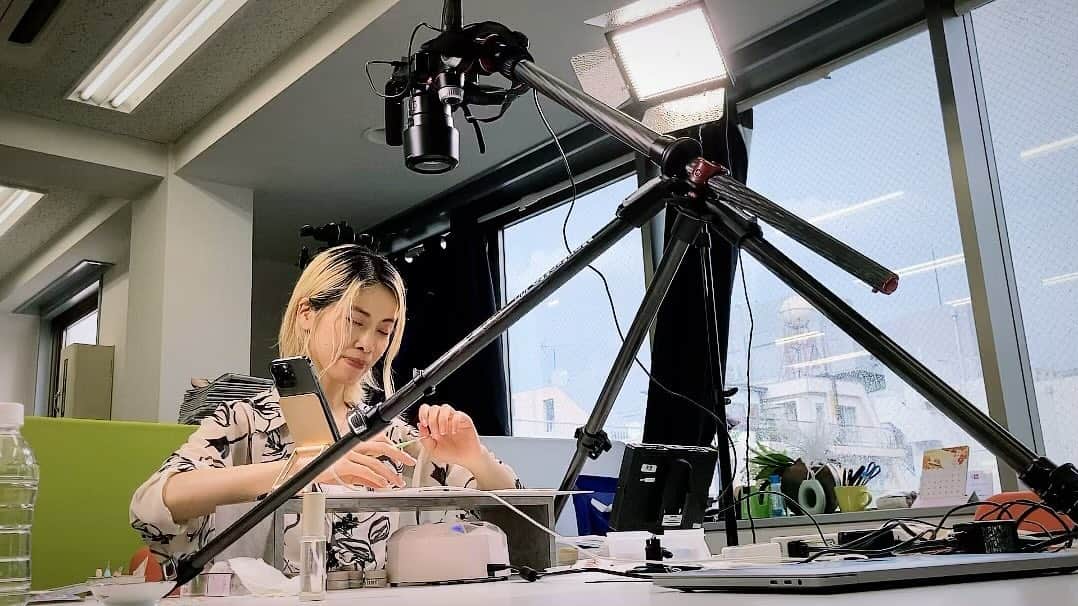 宇田川大輔のインスタグラム：「本日の職場。オンラインサロン第6期、会員募集中です！ #ネイル動画撮影 #nailmovieshooting #古賀葵 #aoikoganail #dmmonlinesalon」