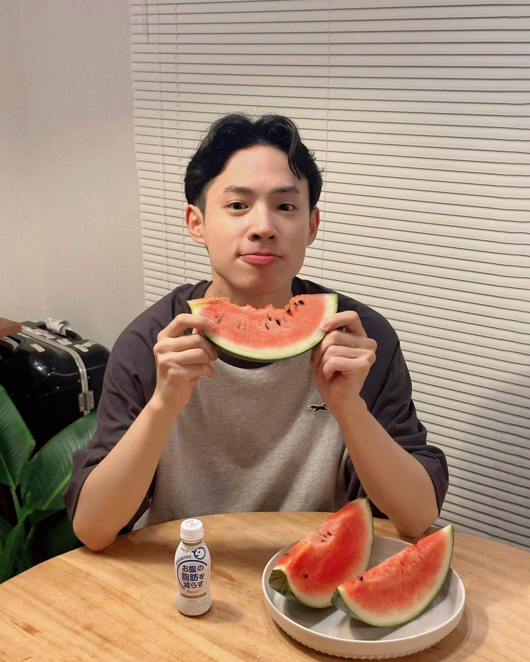 三永武明のインスタグラム：「あつ〜い日はいっぱい食べすぎちゃうね🍉  バテやすい夏は体調管理が大切。🥛 肥満気味の方はもちろん、みんなで乳酸菌とろう💡 ジムのプログラムで食事や栄養摂取のアドバイスをもらって 僕も今日からヨーグルト飲んで健康的な身体目指します！  #脂肪対策ヨーグルト #乳酸菌 #夏バテ #体調管理」