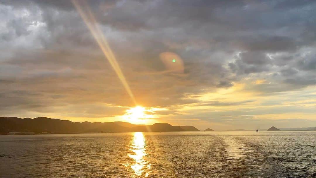 東麻美のインスタグラム：「綺麗〜〜 至福  #瀬戸内#setouchi#japan#sunset」