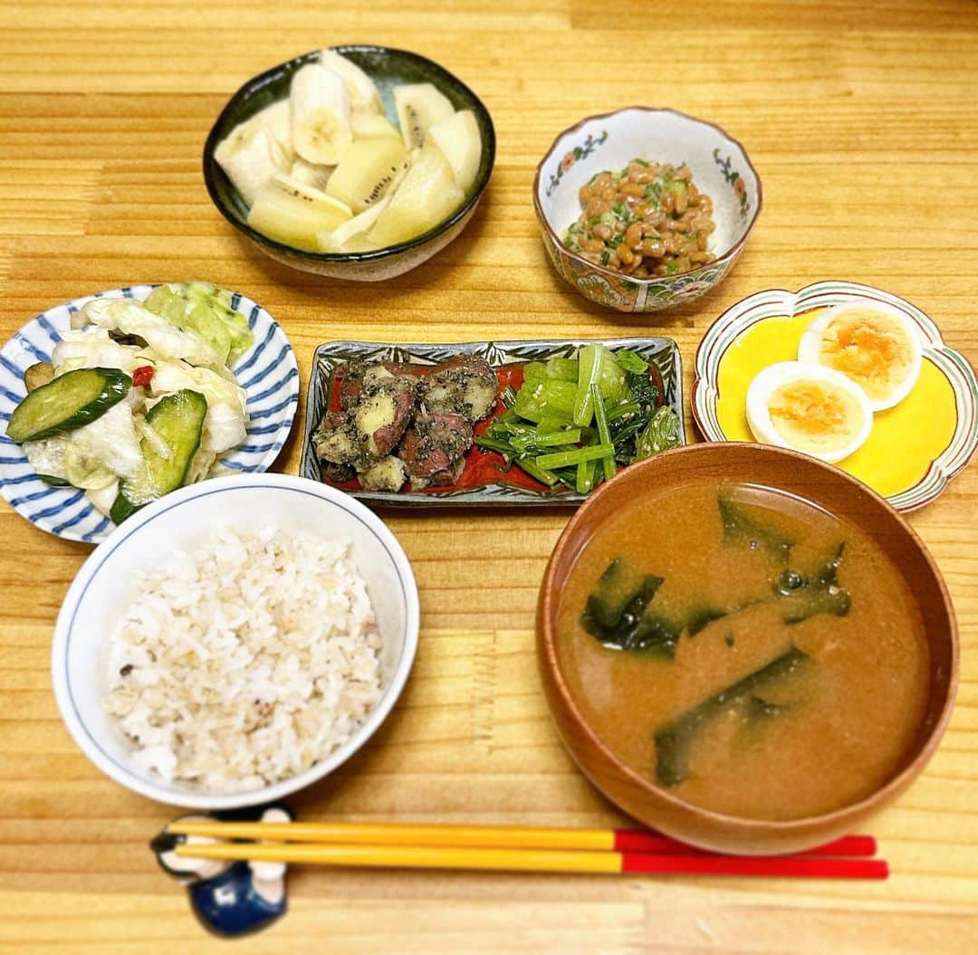 増田有華のインスタグラム：「＊  今日のお昼ご飯は、昨日の浅漬けと作り置きでそれなりのラインナップでした⤴︎  黒味噌でつくったお味噌汁が美味しいんだ〜。具は干しエビ、わかめ、生姜。 フルーツもモリモリ食べて。 箸置きアチョーされてるやつ、お気に入り。  和食神！  ・ ・ ・ #増田飯ぃ #つくりおきおかず  #つくりおきレシピ  #つくおき #健康オタク  #作り置きおかず  #作り置き冷凍 #食 #自炊 #おうちごはん #お家ご飯 #ひとりごはん #料理好き #体質改善 #cooking #cook #cooklife #smile #enjoy #beauty #eat #instagood #recipe #japanesegirl」