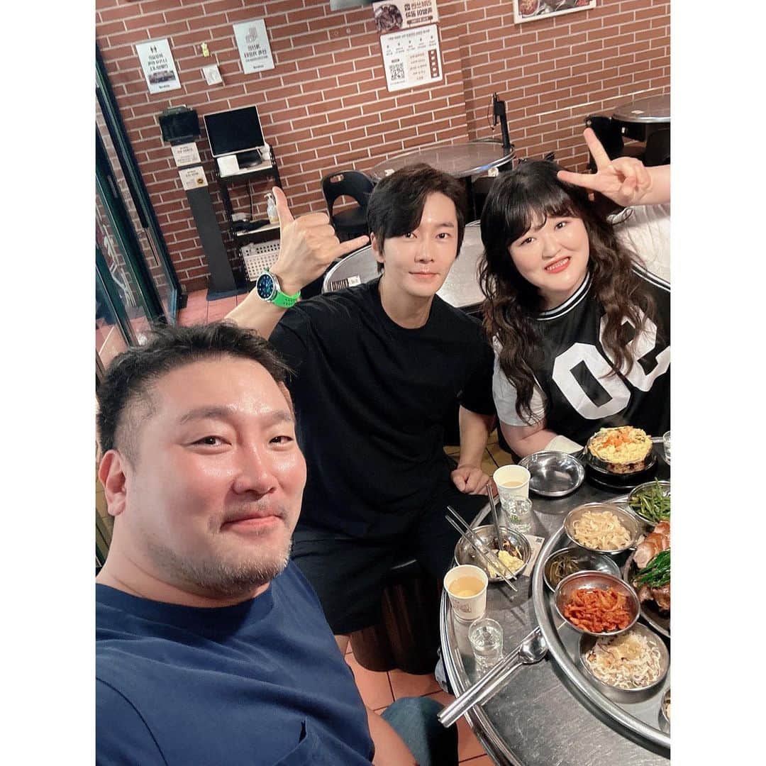 イ・グクジュさんのインスタグラム写真 - (イ・グクジュInstagram)「비오는 어느날 일찍 만나서 늦게까지 알차게 먹구 마시구🤭 @kwangjae_park0910  #무빙 챙겨볼게욥 🫡 @jiahnpark581 금주 실패!! 그래두 재밌었지?🤭 #완미족발 #완미족발논현본점 맛집이넹👍🏻 #FNC #박광재 #박지안 #이국주」9月15日 14時11分 - gookju