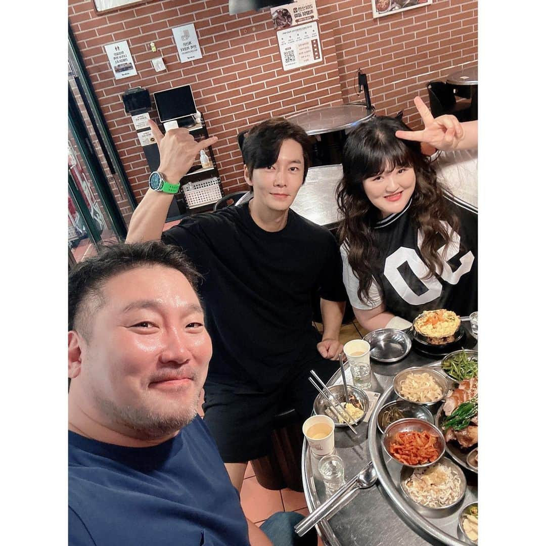 イ・グクジュのインスタグラム：「비오는 어느날 일찍 만나서 늦게까지 알차게 먹구 마시구🤭 @kwangjae_park0910  #무빙 챙겨볼게욥 🫡 @jiahnpark581 금주 실패!! 그래두 재밌었지?🤭 #완미족발 #완미족발논현본점 맛집이넹👍🏻 #FNC #박광재 #박지안 #이국주」