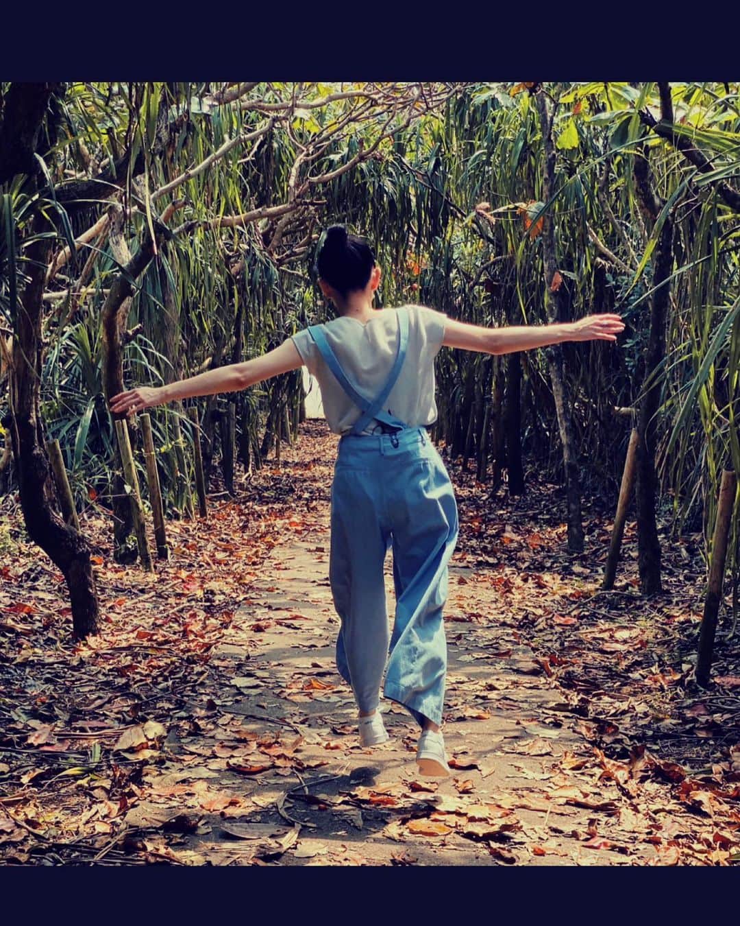 島袋寛子のインスタグラム：「- ジャーンプ！！！ 浮いているみたいで好きな写真♡」