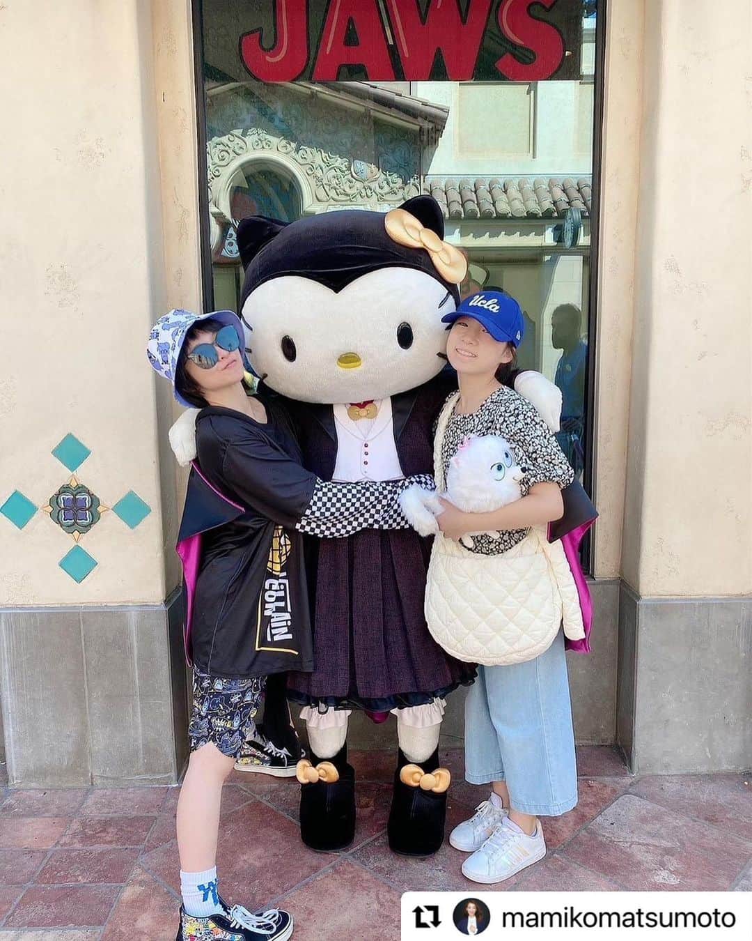 misoNosukeさんのインスタグラム写真 - (misoNosukeInstagram)「. . Hello Kittyのお店で 帰りに爆買いしようとしたら 夕方から閉まっていて購入できず…  もし遊びに行く人がいたら （お金を振り込むので） 誰か代わりに宜しくお願いします！  ↓  #Repost @mamikomatsumoto with @use.repost  ✈️海外旅行の幸せ過ぎる思い出✨✨ 家族旅行でミラクルがあったんです‼️  関西で子ども食堂や保護犬猫など チャリティー＆ボランティア活動で  いつもお世話になっているmisonoさんと LA滞在の時期がほとんど同じという奇跡が起きましたっ😆✨  海外でもスケジュールがお忙しい中で 私たちのプランにお付き合い頂き  ディズニーとユニバーサルスタジオを 私たち家族と一緒に行って頂いたんです！！！  misonoさんは両方とも遊びに行った経験があり すごく慣れていらっしゃって助かりました！！！  しかもパークに入ったらまずはフル武装💜 個性豊かなアメリカで  誰よりも注目を集めているmisonoさん さすがです😆✨✨  すれ違う色んな人に声をかけられてました‼️ キャラクターからも声をかけられるという🤣  そして義兄家族ともアメリカで一緒になり ディズニーで合流するというキセキが続いて  ただでさえ思い出深い旅行が 一生忘れられない旅となりました❤️  こんなにスペシャルなものにしてくださったmisonoさん、本当にありがとうございました‼️  👉Our special gratitude to misono＆ @matsumoto.tatsuya   #アメリカ #ロサンゼルス #ディズニー #ユニバーサルスタジオ #幸せ過ぎる #偶然 #必然 #運命」9月15日 14時21分 - misono_koda_official