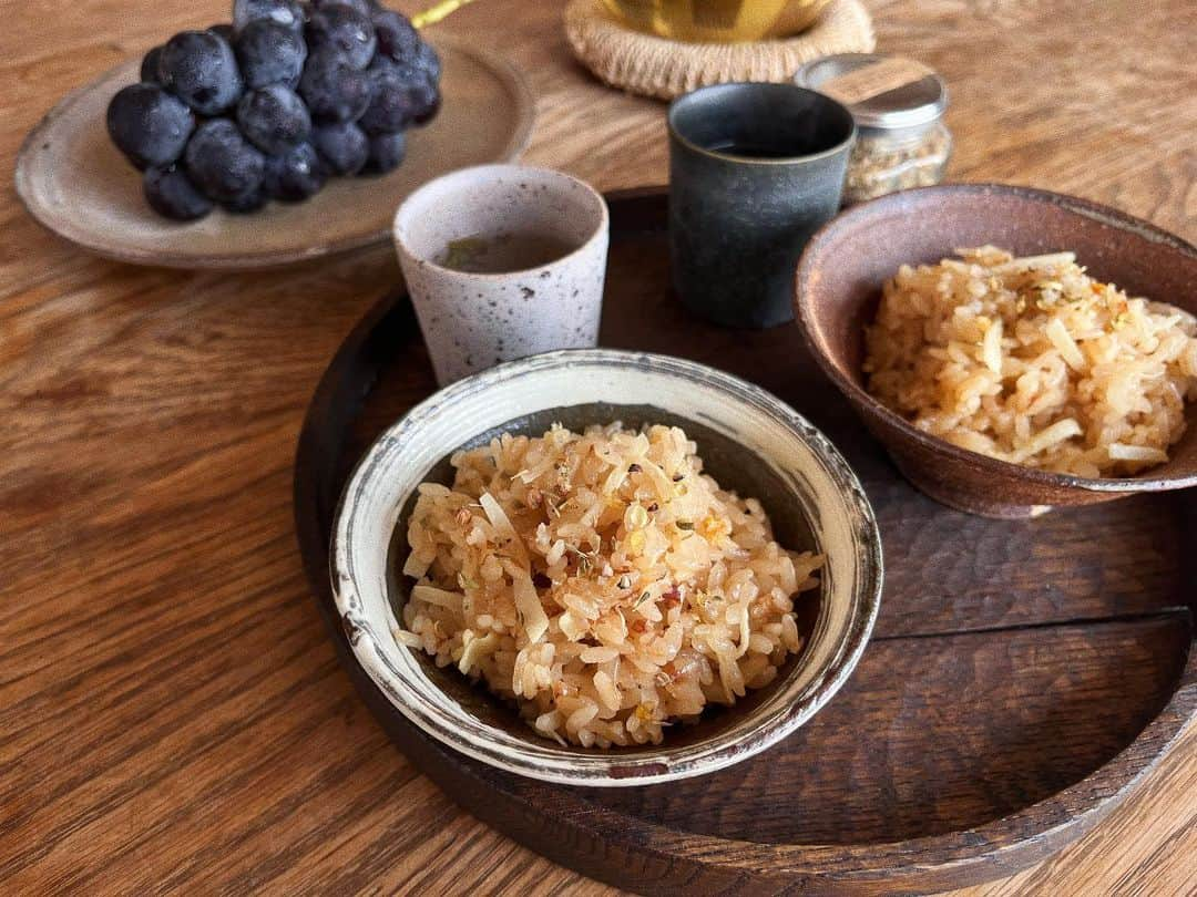 宇藤えみのインスタグラム：「まだまだ暑いですが空と風は秋の気配🍂 ごはんが美味しい季節がやってきましたね〜 @why_juice の連載 「かんたんおいしいレシピVol.7新生姜の炊き込みごはん」が公開されています。 サンバファームさん @sanbafarm の新生姜 は甘くて水分をたっぷりと含んでいて柔らかいです！その旨みと食感を楽しんでもらえるレシピとなっています🍚 #暮らし#食欲の秋#秋の味覚」