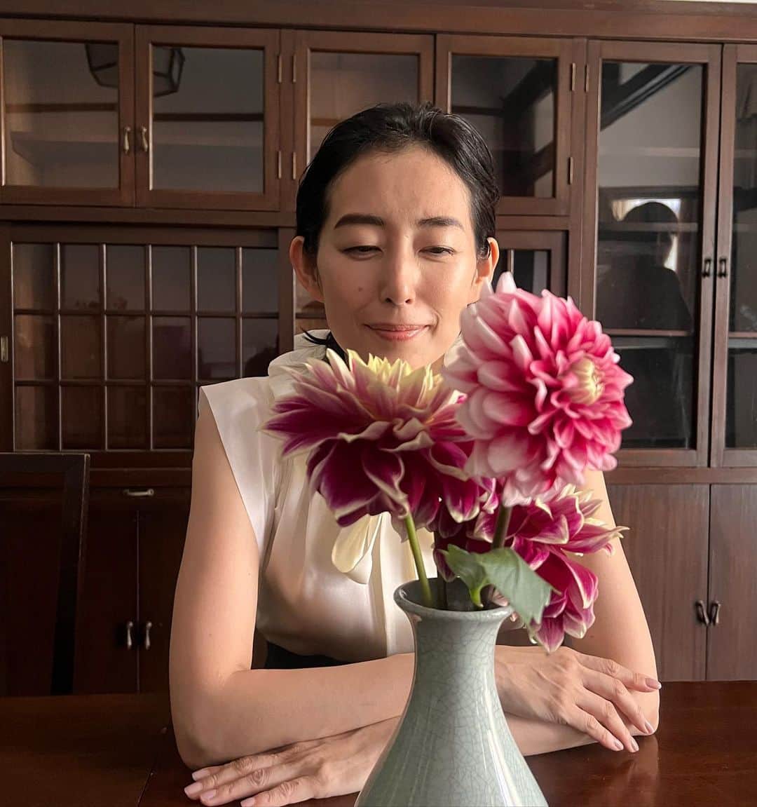 木村多江さんのインスタグラム写真 - (木村多江Instagram)「花を 愛おしいと 思えるように なったのは  いつからだろう。  #エクラ  そっと 人の心を 癒してくれる。  そんな人に なりたいものだなぁ。」9月15日 14時35分 - taekimura_official