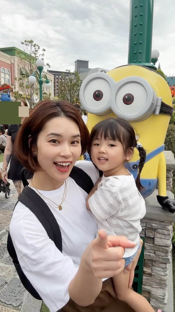 三佐和あやのインスタグラム：「ミニオンと ママどっちが好き？😂Which do you prefer, Minion or Mom？？  ぱくちゃんは、ユニバの ミニオン・パークが大好きなの🍌  大興奮で、 あっちやこっちに 走り回って 追いかけるの 大変だった💦笑  まだアトラクションには、 身長が足りなくて 乗れないの😆  家に帰ったらクタクタ、笑🍌  #40代コーデ #今日のコーデ #アラフォーコーデ #ゆにば #ユニバコーデ #大阪 #osakajapan」