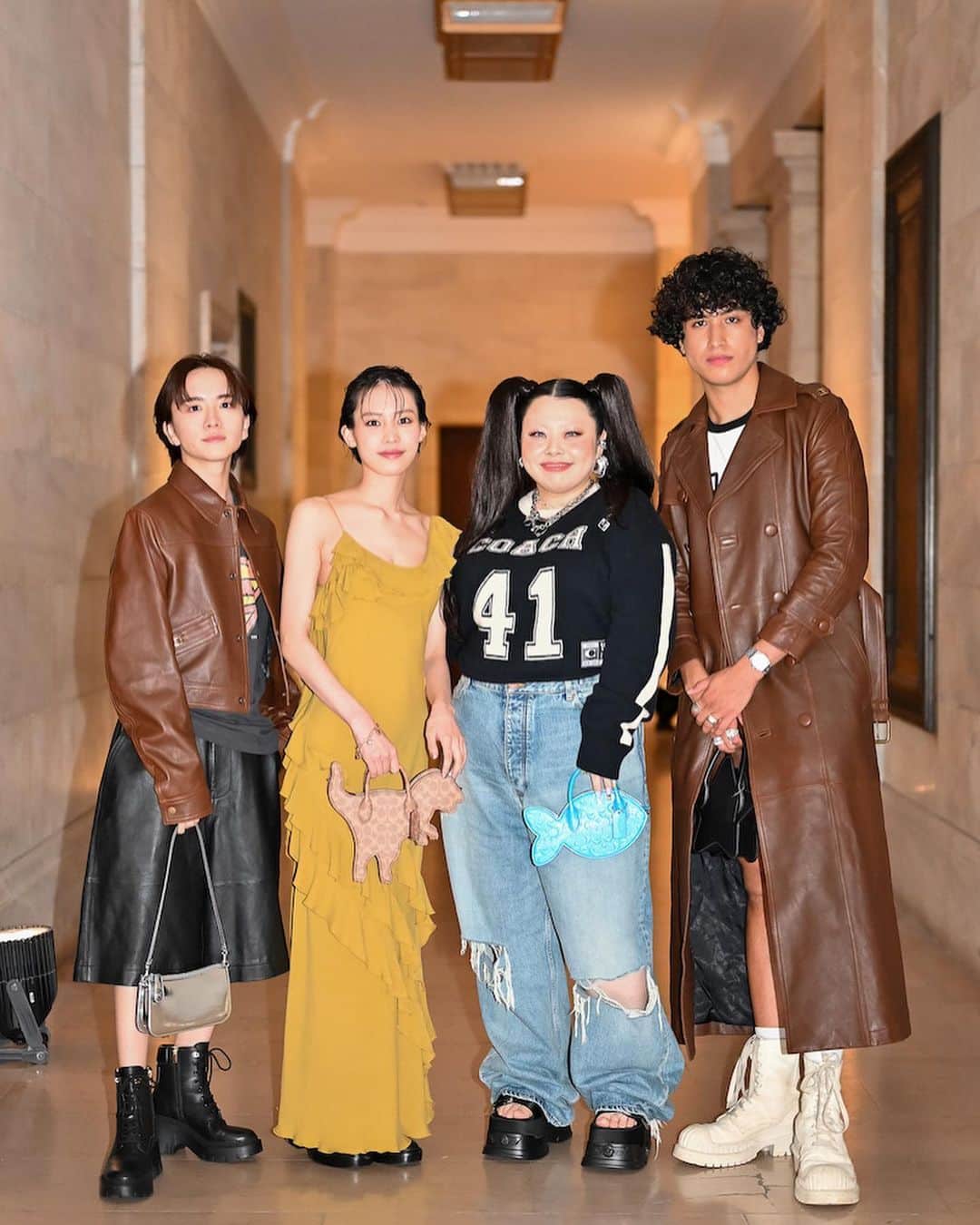 のインスタグラム：「ファッション・ウイーク・スナップ ：渡辺直美、板垣李光人、南沙良、kemioが来場　「コーチ」2024年春夏コレクション  「コーチ（COACH）」は9月7日（現地時間）、2024年春夏コレクションを発表するランウエイショーを開催した。スチュアート・ヴィヴァース（Stuart Vevers）のクリエイティブ・ディレクター就任10周年の節目もあって、世界中から多くのセレブリティが駆けつけた。  ショー会場のフロントローには、「コーチ」のグローバルアンバサダーのリル・ナズ・X（Lil Nas X）や俳優のジェニファー・ロペス（Jennifer Lopez）、カミラ・メンデス（Camila Mendes）、チェイス・ストークス（Chase Stokes）、ローラ・タング（Lola Tung）、ダヴ・キャメロン（Dove Cameron）、インディア・リア・アマルテイフィオ（India Amarteifio）、ベニート・スキナー（Benito Skinner）らが並び、日本からは、ニューヨークに初めて訪れたという俳優の板垣李光人と南沙良、NY在住のお笑い芸人、渡辺直美と動画クリエイターのkemioが華を添えた。  ショーの興奮冷めやらぬまま、ニューヨーク公共図書館（New York Public Library）のサロモン・ルームという閲覧室でディナーパーティーを行い、スペシャルナイトを締め括った。  全画像は @wwd_jp プロフィールのリンクから  COURTESY OF COACH  #COACH#コーチ#渡辺直美#板垣李光人#南沙良#kemioh#jenniferlopez#lilnasx#dovecameron#イベントスナップ#ファッションスナップ#fashionsnap#fashionphotography#fashionshow#fashionrunway」