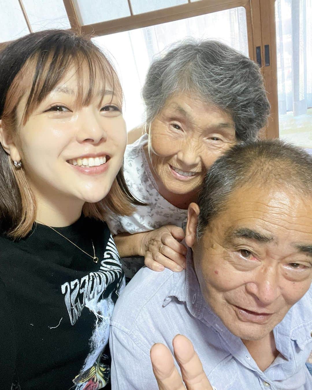 小川麻琴さんのインスタグラム写真 - (小川麻琴Instagram)「昨日、お婆ちゃんが夢に出てきたから気になって電話してみた☺️  元気なお婆ちゃんの声を聴いて安心した。  88歳かぁ、、私まだお婆ちゃんの半分も生きてないんだね。  そう考えたらさ、これからまだまだチャレンジできるね。  お爺ちゃん、お婆ちゃんいつまでも元気でいてねって心から思う🌻✨  #家族 #大好きな #お爺ちゃんとお婆ちゃん」9月15日 14時35分 - 1029_makoto
