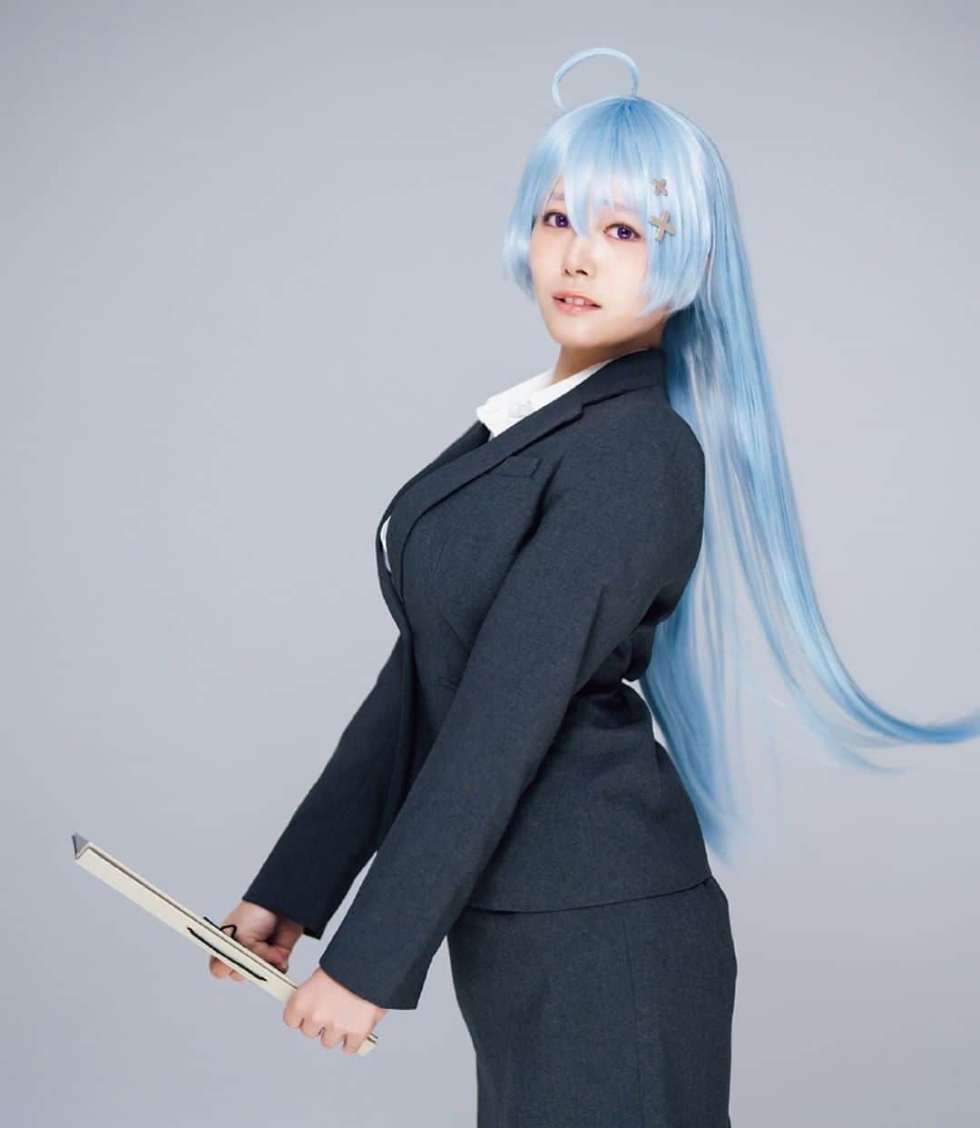 週刊少年マガジンのインスタグラム：「2023年9月13日（水）発売の「週刊少年マガジン」41号に、YouTuberでグラビアアイドルの東雲うみさんが初登場＆初表紙！  ガンプラをつくるYouTubeうみちゃんねる【東雲うみ】が大人気！そのうえ超カワイイ東雲うみさんなのです。週マガで人気のヒロイン3人のコスプレグラビアの完成度は感動ものです！  撮影 / HIROKAZU スタイリング / 葉月 ヘアメイク / 澤田果歩 デザイン / 坂上和也（banjo）  #東雲うみ #週刊少年マガジン #生徒会にも穴はある #カナン様はあくまでチョロい #よわよわ先生 #コスプレ」