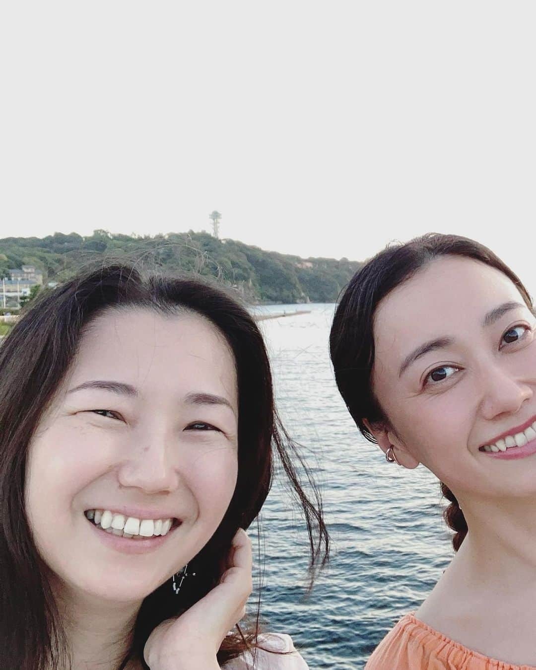 天宮菜生さんのインスタグラム写真 - (天宮菜生Instagram)「江ノ島に行きました。 . Karenさんは( @karenbossanova )大好きな素敵すぎるボサノバシンガーさんで、ずっと一方的に知っていたのですが、ラジオのゲストで来てくださって意気投合し一緒にお出かけしてくださることに📻 . のんびり江ノ島を歩いて、青い海の色のサイダーを飲んだり、猫のいるカフェにいって、(2人ともアレルギーでだんだん息苦しくなってしまって出たのですがw)、海鮮を食べたり、色々とお店を見て回ったり楽しすぎる時間でした。  . 江ノ島はどこを見渡しても絵になる素敵な場所でした。 . また絶対に来ますと言ってお別れするとものすごい眠気に襲われた私。 . 海って不思議。人間に戻れた感じ。 . Karenさん、楽しい時間を本当にありがとうございました。 .  #江ノ島  #クラゲ  #お散歩  #絵になる風景  . . . . .  #元宝塚歌劇団  #宝塚og #天宮菜生  #シンガー  #リハビリメイクセラピスト」9月15日 14時49分 - naoamamiya_official