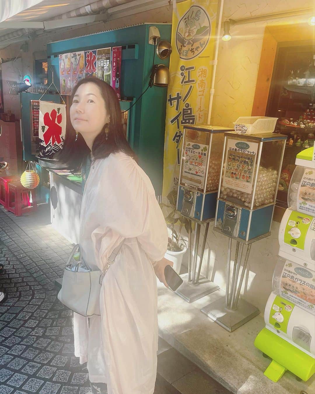 天宮菜生さんのインスタグラム写真 - (天宮菜生Instagram)「江ノ島に行きました。 . Karenさんは( @karenbossanova )大好きな素敵すぎるボサノバシンガーさんで、ずっと一方的に知っていたのですが、ラジオのゲストで来てくださって意気投合し一緒にお出かけしてくださることに📻 . のんびり江ノ島を歩いて、青い海の色のサイダーを飲んだり、猫のいるカフェにいって、(2人ともアレルギーでだんだん息苦しくなってしまって出たのですがw)、海鮮を食べたり、色々とお店を見て回ったり楽しすぎる時間でした。  . 江ノ島はどこを見渡しても絵になる素敵な場所でした。 . また絶対に来ますと言ってお別れするとものすごい眠気に襲われた私。 . 海って不思議。人間に戻れた感じ。 . Karenさん、楽しい時間を本当にありがとうございました。 .  #江ノ島  #クラゲ  #お散歩  #絵になる風景  . . . . .  #元宝塚歌劇団  #宝塚og #天宮菜生  #シンガー  #リハビリメイクセラピスト」9月15日 14時49分 - naoamamiya_official