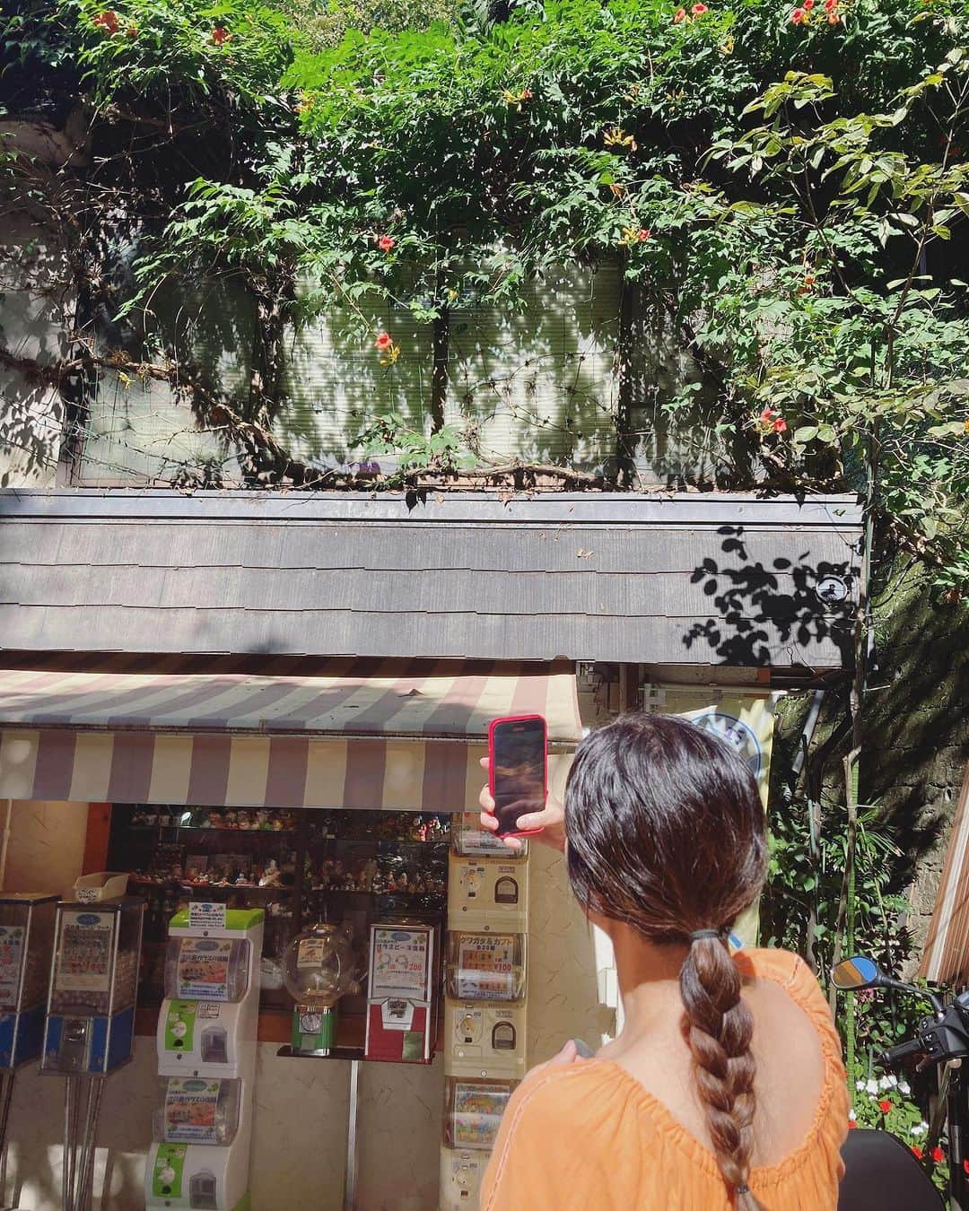 天宮菜生さんのインスタグラム写真 - (天宮菜生Instagram)「江ノ島に行きました。 . Karenさんは( @karenbossanova )大好きな素敵すぎるボサノバシンガーさんで、ずっと一方的に知っていたのですが、ラジオのゲストで来てくださって意気投合し一緒にお出かけしてくださることに📻 . のんびり江ノ島を歩いて、青い海の色のサイダーを飲んだり、猫のいるカフェにいって、(2人ともアレルギーでだんだん息苦しくなってしまって出たのですがw)、海鮮を食べたり、色々とお店を見て回ったり楽しすぎる時間でした。  . 江ノ島はどこを見渡しても絵になる素敵な場所でした。 . また絶対に来ますと言ってお別れするとものすごい眠気に襲われた私。 . 海って不思議。人間に戻れた感じ。 . Karenさん、楽しい時間を本当にありがとうございました。 .  #江ノ島  #クラゲ  #お散歩  #絵になる風景  . . . . .  #元宝塚歌劇団  #宝塚og #天宮菜生  #シンガー  #リハビリメイクセラピスト」9月15日 14時49分 - naoamamiya_official