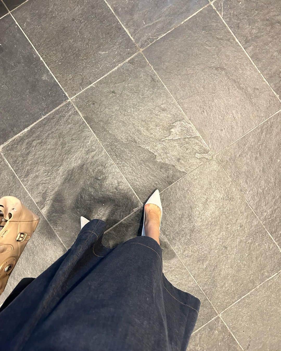 平山真弓のインスタグラム：「・ 久しぶりにマノロなんて履いたら 気分があがっておしゃべりになってしまった😂  #久しぶりに写真撮ってみればほぼ床やん」