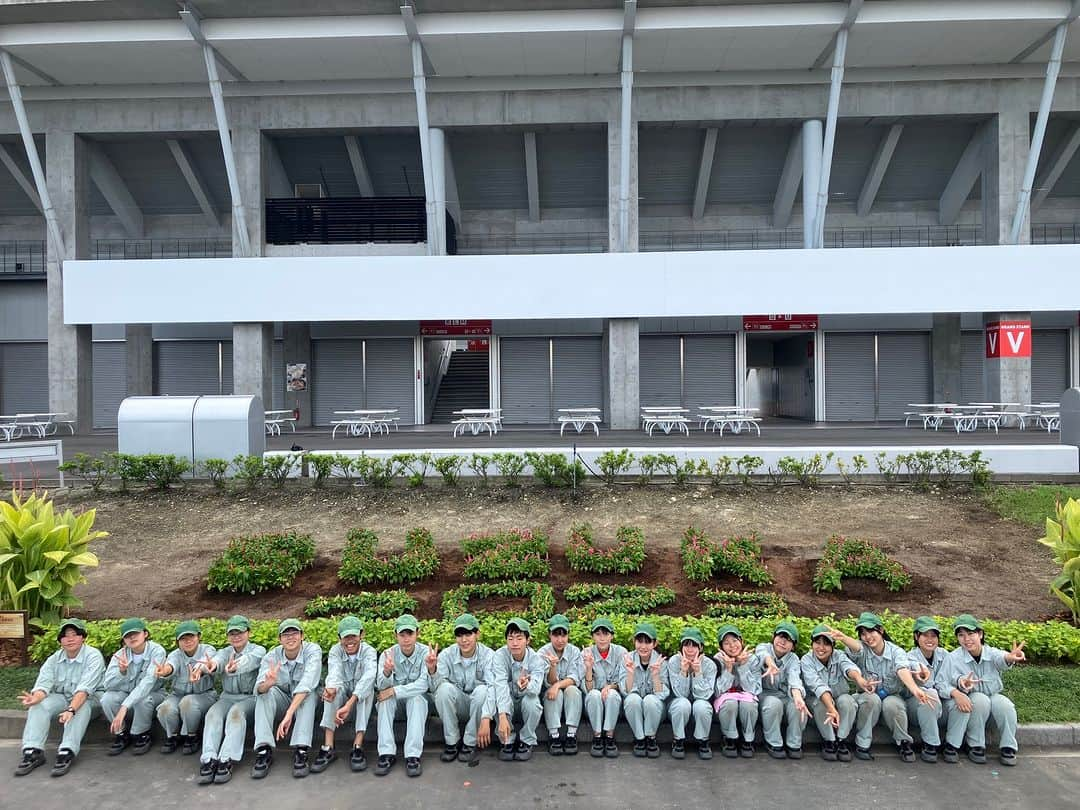 鈴鹿サーキット【公式】のインスタグラム：「昨日、四日市農芸高校の生徒さんにお花の植替えをしてもらいました✨  デザインを考えた加藤さんは、「レーシングコースの“コーナー”をイメージして、全体的にカーブをつけたデザインにしました！F1に来られたお客様が花壇を見て感動していただけると嬉しいです」と答えてくれました🎤  ちなみに、今回の花壇作りに使用した土の一部は、昨年のF1日本グランプリ期間中に、鈴鹿サーキットのメディアセンターで使われた生分解性のお弁当容器を土に戻したものを使っています👀💡  F1日本グランプリにご来場の際は、是非ご覧ください🙌  #鈴鹿サーキット #F1日本GP #花壇 #四日市農芸高校」