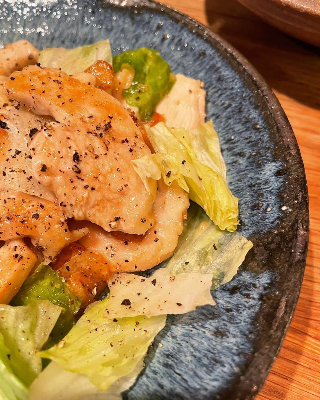 小野ゆり子さんのインスタグラム写真 - (小野ゆり子Instagram)「気を取り直して #今日のごはん何にしようか迷ったら   色味がぼやっとしてますけどとても美味しかった 早い簡単美味鶏胸肉薄切りステーキ  鶏胸肉を薄めに切る。  昔の投稿であげた万能すぎる #チエちゃんの鶏肉レシピ  で漬けてもいいし、 飯島奈美さんの梅酢を持ってる方はそれも最高なの。。  なんなら焼きながらお好みで味付けるだけでも。 なんてったって胸肉が薄〜いから味もしっかりどんな味にも化けてくれるよ  焼けたら、 ちぎったレタスにドサッとのせて レタスと一緒に召し上がれ！  時間がないとき私は豚肉に頼りがちになっちゃうクセがあり でもコレを作ってみたら新鮮で 時短感もなくて 食べながら余裕がうまれたりなんかしちゃって とてもよかったヨ👩🏻‍🍳  #明日のごはん何にしようか迷ったら #もう一品何か欲しいなぁと思ったら」9月15日 15時01分 - yurikoono_official
