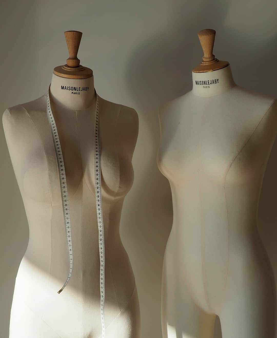 レジャビーのインスタグラム：「SAVOIR-FAIRE ⁣Une lingerie au bien-aller maitrisé avec des détails qui font la différence. - FRENCH KNOW-HOW Lingerie that's just right, with details that make all the difference.   #MaisonLejaby #Lingerie #Underwear #Corseterie #WomanMaisonLejaby #LingerieHeritage #SavoirFaire #FrenchKnowHow」