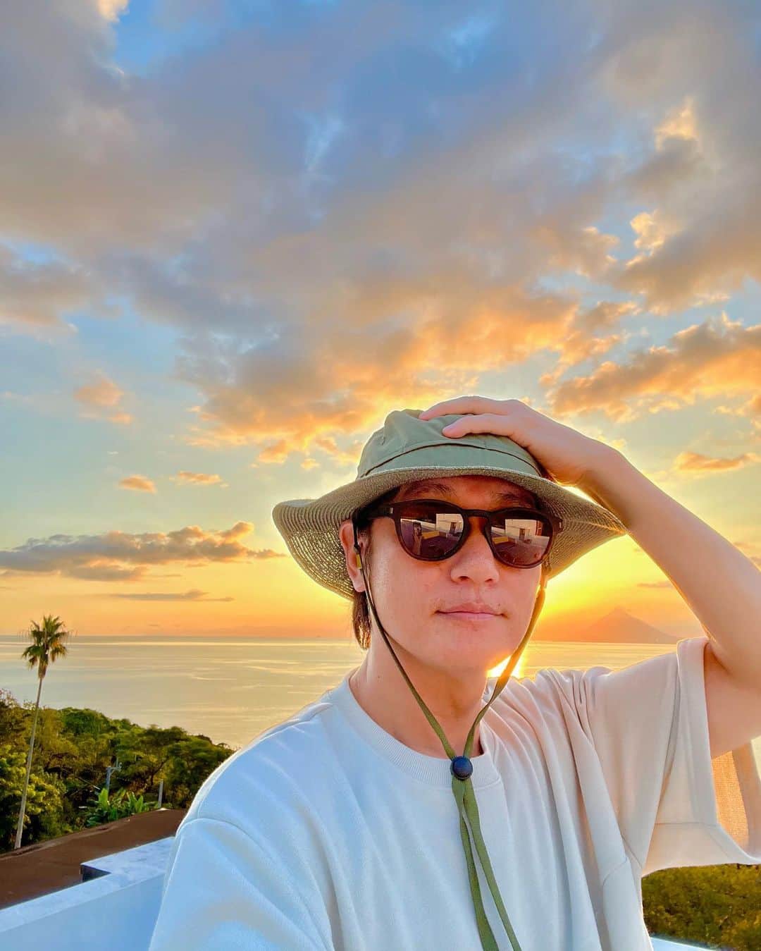 のインスタグラム：「_ 本日49歳の誕生日を迎えました いつも支えてくれる家族と仲間たち そして応援して下さる皆さん ありがとうございます 心から感謝をしています  いつもそこに在ると嬉しい映画館のような 気楽に観れて楽しいテレビドラマのような 心も身体も潤い健やかに癒される大自然のような そんな存在のヒトに少しでも近づけられるように 日々励みながら精進して参ります  力を抜いていつも通りでも密度濃いめに 40代最後の一年を過ごしてゆきます 俳優・ELNEST・Kruhi 全てが自分の大好きな表現です 楽しんでいただけたら幸いです  ありがとうございます  @mightry_elnest  @kruhi_jp」