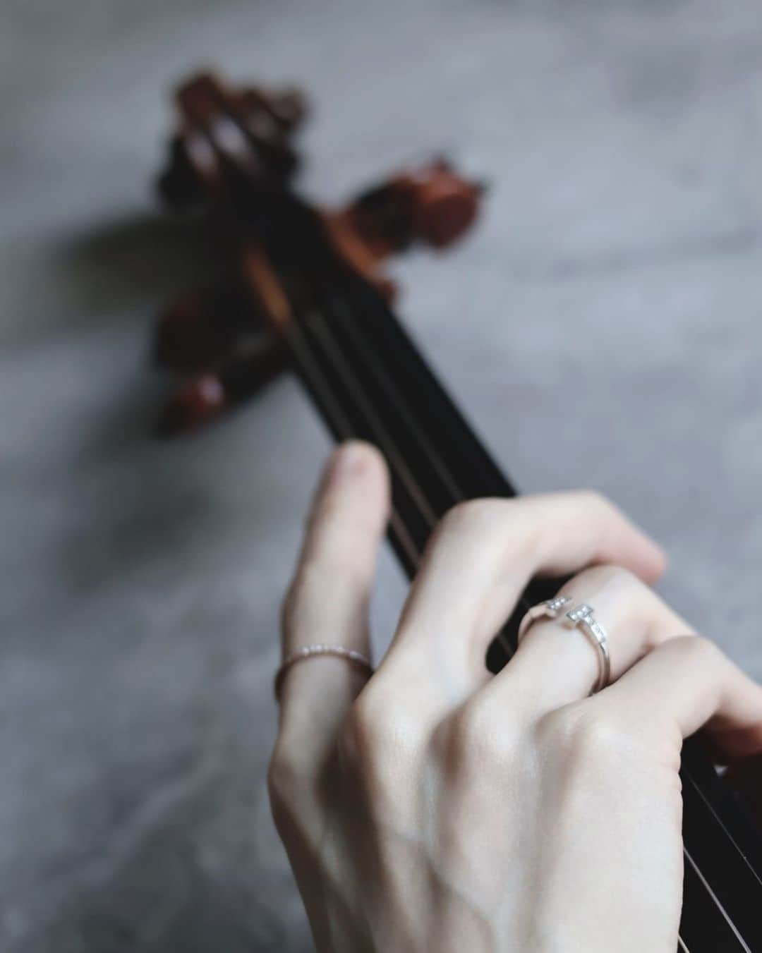 宮本笑里さんのインスタグラム写真 - (宮本笑里Instagram)「頭から煙出しながら、新たなお勉強中🎻  血管浮き出る系なので（この写真より更にボコっと浮き出る事も） これまた男らしい…🫣  #violin #violinist  #tiffany @tiffanyandco #tiffanyandco  #hands」9月15日 15時05分 - emirimiyamoto