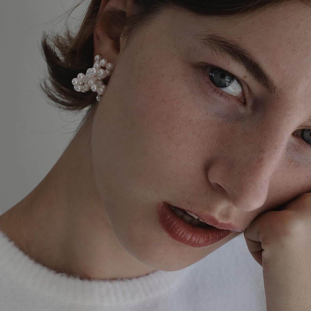 のインスタグラム：「Pearl Bow Earrings  #mondayedition #먼데이에디션」