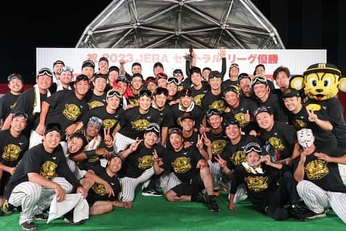 阪神タイガースさんのインスタグラム写真 - (阪神タイガースInstagram)「#ビールかけ の笑顔溢れる写真です①！ #阪神タイガース #優勝 #ビールかけ #JERAセリーグ #ARE」9月15日 15時13分 - hanshintigers_official