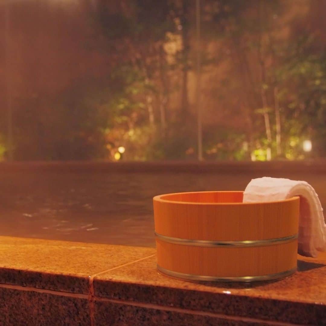 ハイアット リージェンシー 箱根 リゾート＆スパのインスタグラム：「【"和" を愛でる #箱根の我が家 の秋時間】  日本文化として親しまれてきた温泉。  旅情を感じながら浸かる温泉は また格別。  当ホテルの温泉は、大涌谷温泉が源泉。 疲れた身体をゆっくりとほぐしていきます。  温泉から出たら、 浴衣に袖を通して 館内を気ままに散策 ——  浴衣とおそろいの巾着を持てば ちょっとしたお出かけ気分に。  いつでもどこでも ”浴衣”でいられることが ハイアットリージェンシー箱根の 特別な過ごし方。  　  【Embracing “wa”, autumn moments #at home in Hakone】  The onsen experience is a cherished part of Japanese culture. Soaking in these hot springs, one can truly immerse themselves in the essence of travel.   Our hotel's onsens draws its waters from Owakudani, a volcanic hot spring area in Hakone to soothe your tired muscles and leave you feeling refreshed.   After your soak, slip into a yukata, a traditional Japanese robe, and wander through the hotel at your leisure. With a matching drawstring bag, you'll feel like you're out and about on an outing.   At Hyatt Regency Hakone, enjoy the simple pleasure of being in a yukata, anytime, anywhere.  #hakone #箱根 #mountains #ホテル #リゾートホテル #日本 #japan #温泉 #onsen #onsen♨️ #resort #luxury #hyattregencyhakone #ハイアットリージェンシー箱根 #hyatt #ハイアット #hyattregency #worldofhyatt  #箱根ホテル #箱根旅行 #おこもりステイ #秋 #和モダン #浴衣  #japaneseculture」