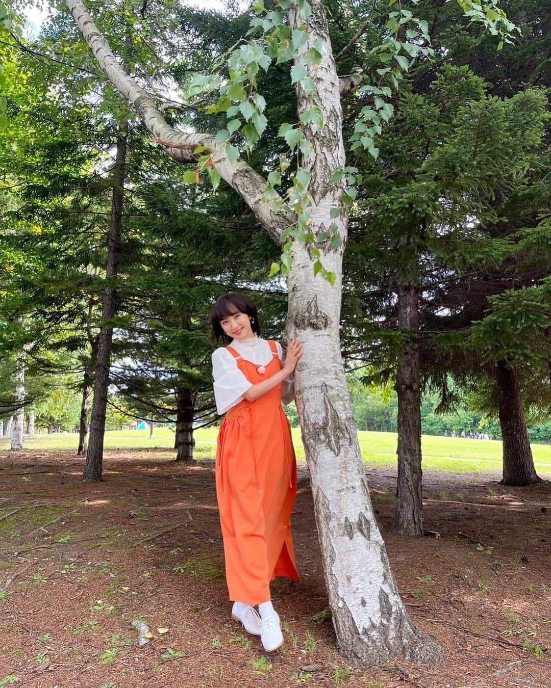 山口もえのインスタグラム：「・  お仕事で北海道に行ってきたよー♡ 北海道はすっかり秋でした それでも例年よりは暑いそうです お土産をたんまり買い 空港でラーメン🍜とビール🍺まで堪能 日帰りとは思えないほど 北海道を満喫してきました♡ はぁー！！ またすぐに行きたい。笑  #北海道  #tv  #仕事  #秋 #食欲の秋  #たくさん食べたので #皆に驚かれた #見た目よりは #よく食べます #笑」