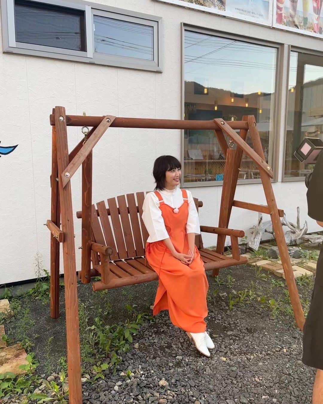 山口もえさんのインスタグラム写真 - (山口もえInstagram)「・  お仕事で北海道に行ってきたよー♡ 北海道はすっかり秋でした それでも例年よりは暑いそうです お土産をたんまり買い 空港でラーメン🍜とビール🍺まで堪能 日帰りとは思えないほど 北海道を満喫してきました♡ はぁー！！ またすぐに行きたい。笑  #北海道  #tv  #仕事  #秋 #食欲の秋  #たくさん食べたので #皆に驚かれた #見た目よりは #よく食べます #笑」9月15日 15時26分 - moe_yamaguchi0611