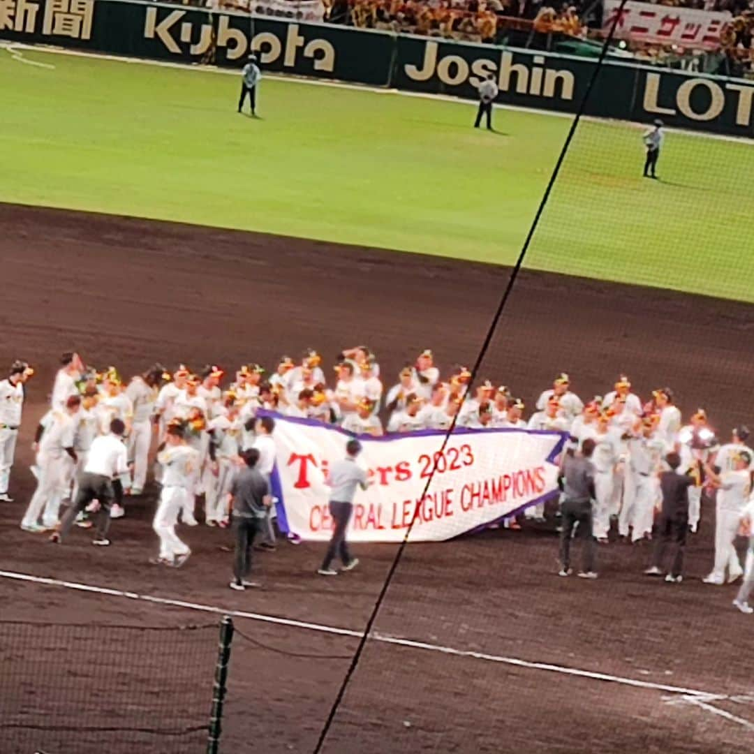 烏川耕一さんのインスタグラム写真 - (烏川耕一Instagram)「阪神タイガース優勝おめでとう🎉 ほんま昨日は最高の日でした！7月終わりに9月14日と20日の甲子園のチケットをとり、まさかのピンポイントで胴上げ観れるとは🤭しかもABCの優勝特番まで呼んでもらえて、夢のような一日でした‼️  同期の陣内とパシャリしてたら八方師匠おちゃめ😍 #烏川耕一　#よしもと新喜劇　#ひょっとこ　#阪神タイガース　#アレ　#優勝　#島田珠代　#八方師匠　#陣内智則　#テンダラー　#ロッチ中岡」9月15日 15時19分 - kouichiukawa