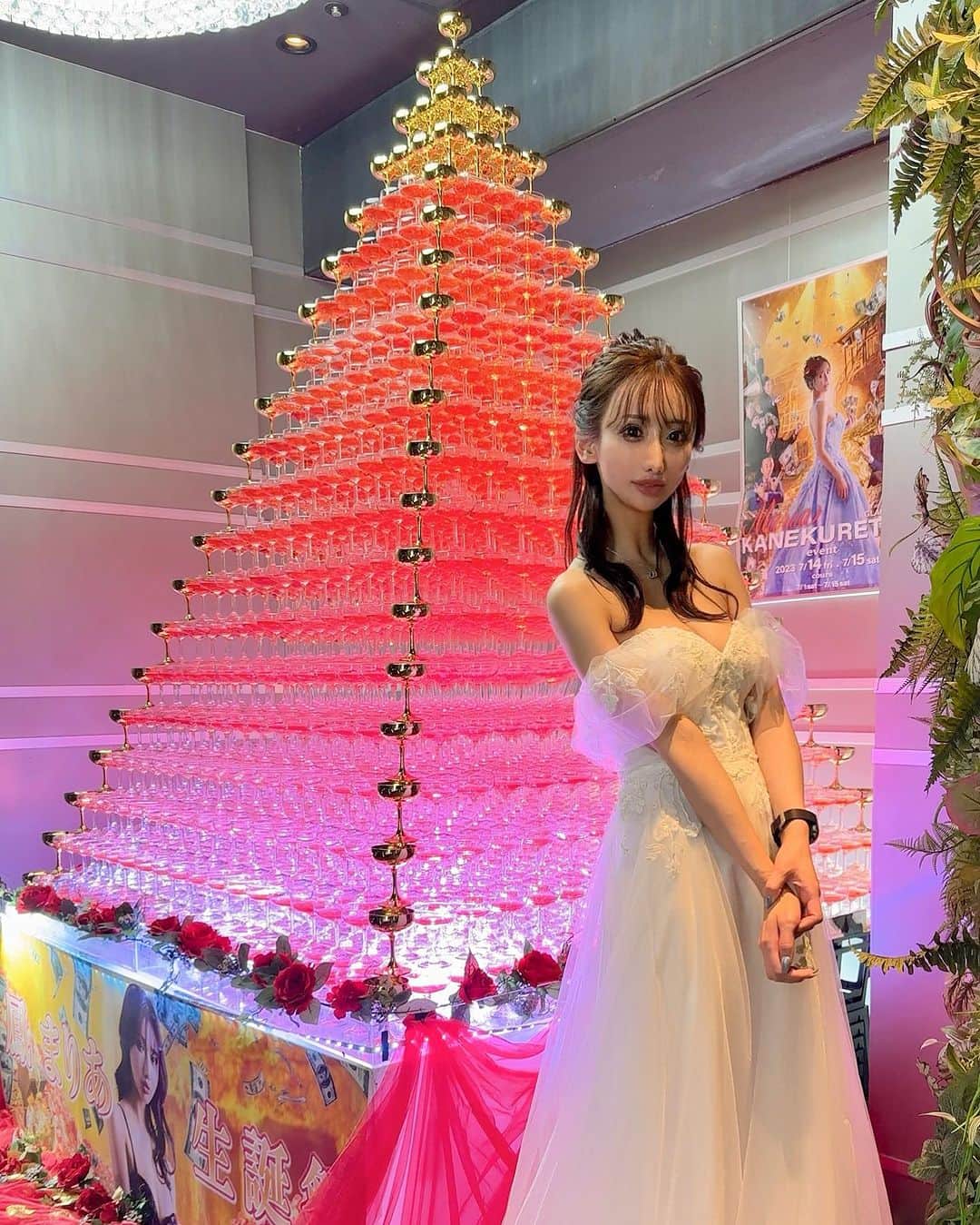 鳳まりあのインスタグラム：「7.14~15でバースデーを やらせていただきました❣️  グラマラスといえば 階段なので、階段に内装してもらい、たくさんの皆様のお花のおかげでド派手な階段を作ることができました🩷  @rinrin.of.joitoy  @yuta_misaki  @chisato_romanee  @haruki.kai  @yosefutakeuchi  @tsuji.keita1989  @andy_dress_official  @keiichi1001___  @aaaai1123  @eri.ogawa1102  @ayakuroki1  @t.law105  @dr.fukky  @gemcastle_yukizaki  @ichigo_412  @keisuke7290  @keisuke_west  @manaty_official  @dayspa_gold.nagoya_japan  @_assunsun_  @yuka.s0717  @_manami_gram_  @ran_glamorous  @asakuranozomi  @fight_takumin  @rinarina095  @riona.i  @ichi_asu  @t_kitchen_20190215  @memi_arrange_  @akichan_jiji  @yuna.0710.y  @remiremi122  @soumei.japan  @parafuse.nagoya.eri  @ri.0831  @megu__0219  @rui.hoshizaki   出してくれたみんなありがとうございます🩵🩵  タワーも史上初？の 20段🩷🩷  いつもご協力ありがとうございます🩷 @biotop.nagoya   #錦3#キャバクラ#キャバ嬢#GLAMOROUS#鳳まりあ#お酒飲めないキャバ嬢」
