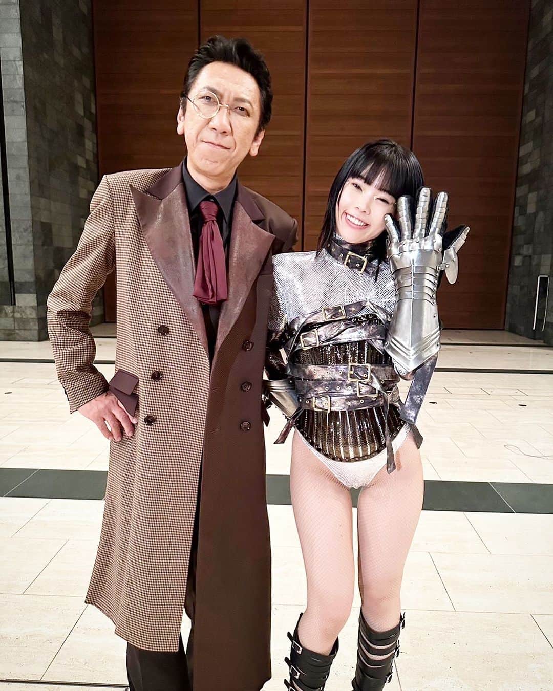 布袋寅泰のインスタグラム：「博士とアンドロメダ。MVは皆さんご覧になっていただけましたか？  「Andromeda (feat. アイナ・ジ・エンド）」 https://youtu.be/LwORYn29ynw  #布袋寅泰 #アイナジエンド #andromeda #guitarhythmvii #ギタリズム7 @ainatheend_official」