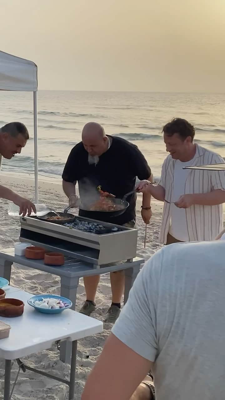 ジェイミー・オリヴァーのインスタグラム：「This Sunday it’s time for a taste of Tunisia !! My brand new show Jamie Cooks the Mediterranean is on @channel4 at 8pm (on Sun) ! In this episode inspired by the sights and smells of Tunisia I’m cooking crispy prawn parcels drizzled with harissa and a flavour-packed chicken and merguez sausage stew, both from my new cookbook 5 Ingredients Mediterranean! Seriously good stuff, make sure to tune in and hit the link in my bio to order the book Jo x x  #JamieCooksTheMed #5IngredientsMed #ad」