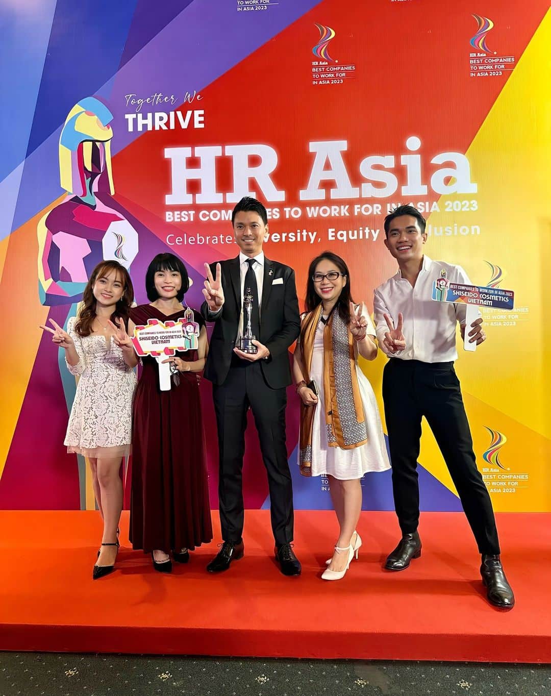 のインスタグラム：「Shiseido Cosmetics Vietnam (SCV) has been awarded the "Best Companies to Work for in Asia 2023" for the second consecutive year in a survey conducted by HR Asia Magazine.  The theme of the survey this year is "Celebrating Diversity, Equity and Inclusion," recognizing enterprises that support these values. “  At Shiseido, people always come first, and we strive to create a diverse, equitable, and inclusive workplace where individual is valued and empowered.  Together, as One Shiseido, we aim to achieve our common goals.” - Koji Nakata, Managing Director, SCV.  資生堂コスメティックスベトナム（SCV）は、HR Asia Magazineによる調査で「2023年アジアで働きたい会社」に2年連続で選ばれました。  今年のテーマは「ダイバーシティ、エクイティ、インクルージョン」で、これらの価値を推進する企業が表彰されました。  「当社では常に社員を中心に据え、一人ひとりが尊重されることを重視しています。One Shiseidoとして共通のゴールに向け、個々が力を発揮できる職場環境の創出を目指しています。」 - SCV取締役社長 中田幸治  #shiseidocosmeticvietnam #peoplefirst」