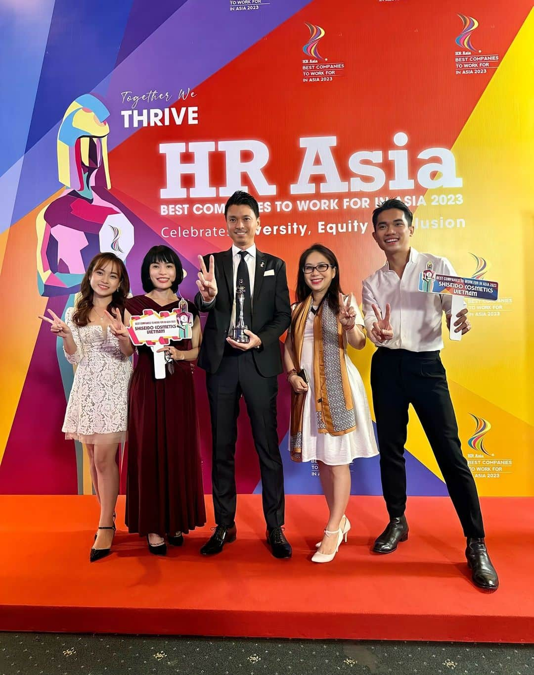 資生堂 Shiseido Group Shiseido Group Official Instagramのインスタグラム：「Shiseido Cosmetics Vietnam (SCV) has been awarded the "Best Companies to Work for in Asia 2023" for the second consecutive year in a survey conducted by HR Asia Magazine.  The theme of the survey this year is "Celebrating Diversity, Equity and Inclusion," recognizing enterprises that support these values. “  At Shiseido, people always come first, and we strive to create a diverse, equitable, and inclusive workplace where individual is valued and empowered.  Together, as One Shiseido, we aim to achieve our common goals.” - Koji Nakata, Managing Director, SCV.  資生堂コスメティックスベトナム（SCV）は、HR Asia Magazineによる調査で「2023年アジアで働きたい会社」に2年連続で選ばれました。  今年のテーマは「ダイバーシティ、エクイティ、インクルージョン」で、これらの価値を推進する企業が表彰されました。  「当社では常に社員を中心に据え、一人ひとりが尊重されることを重視しています。One Shiseidoとして共通のゴールに向け、個々が力を発揮できる職場環境の創出を目指しています。」 - SCV取締役社長 中田幸治  #shiseidocosmeticvietnam #peoplefirst」