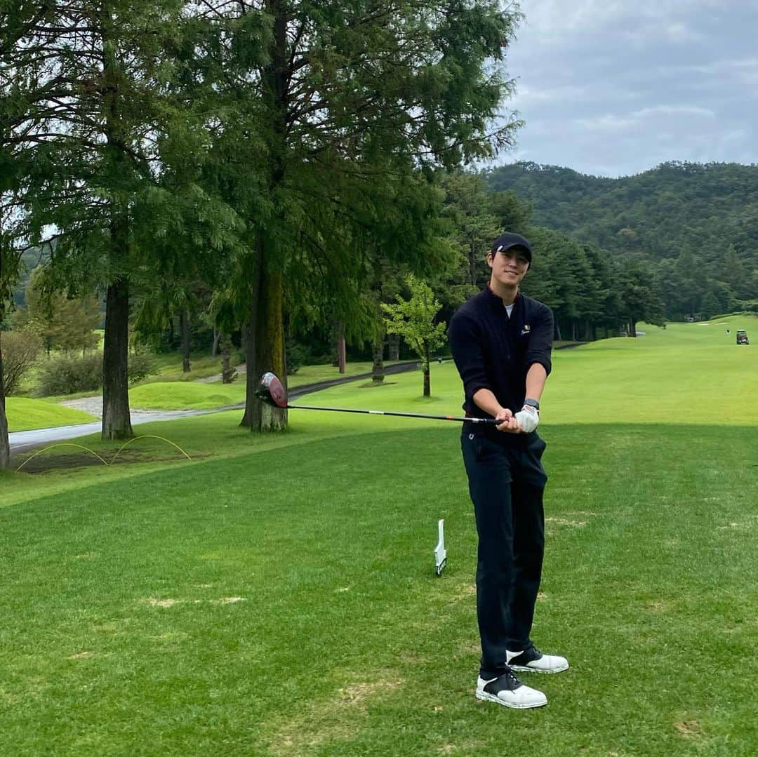 シン・ジフンのインスタグラム：「가먼트입고 가먼트한날 ⛳️  #골프 #가먼트골프 #락포트 #실력은언제쯤」