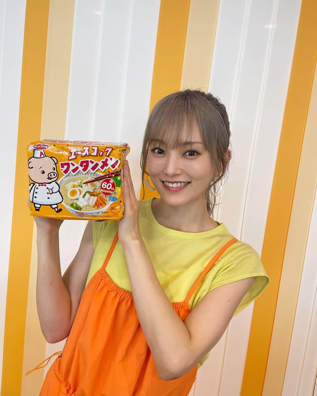 山本彩のインスタグラム：「⁡ 9/13の阪神-巨人戦の試合間に流れる エースコックさんのCMに 出演させて頂きました🐷🍜🧡 ⁡ サプライズ的な感じやったけど 気付いてくれた方ありがとうございます☺️✨ ⁡ 学生時代から箱買いするくらい大好きな エースコックさんのCMに出られて お土産にワンタン麺も頂いて ただただ幸せでした🥰🐷 ⁡」