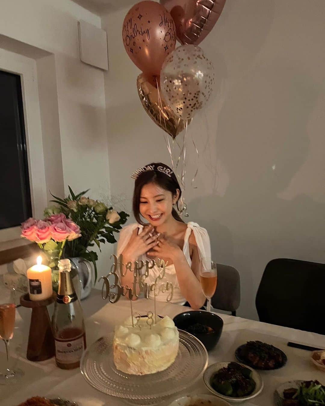 明松美玖のインスタグラム：「、 誕生日を迎えました💐  メッセージくれた方々ありがとうございます✨ 美味しいケーキを食べて幸せなバースデーでした。  これからもよろしくお願いします🪽」