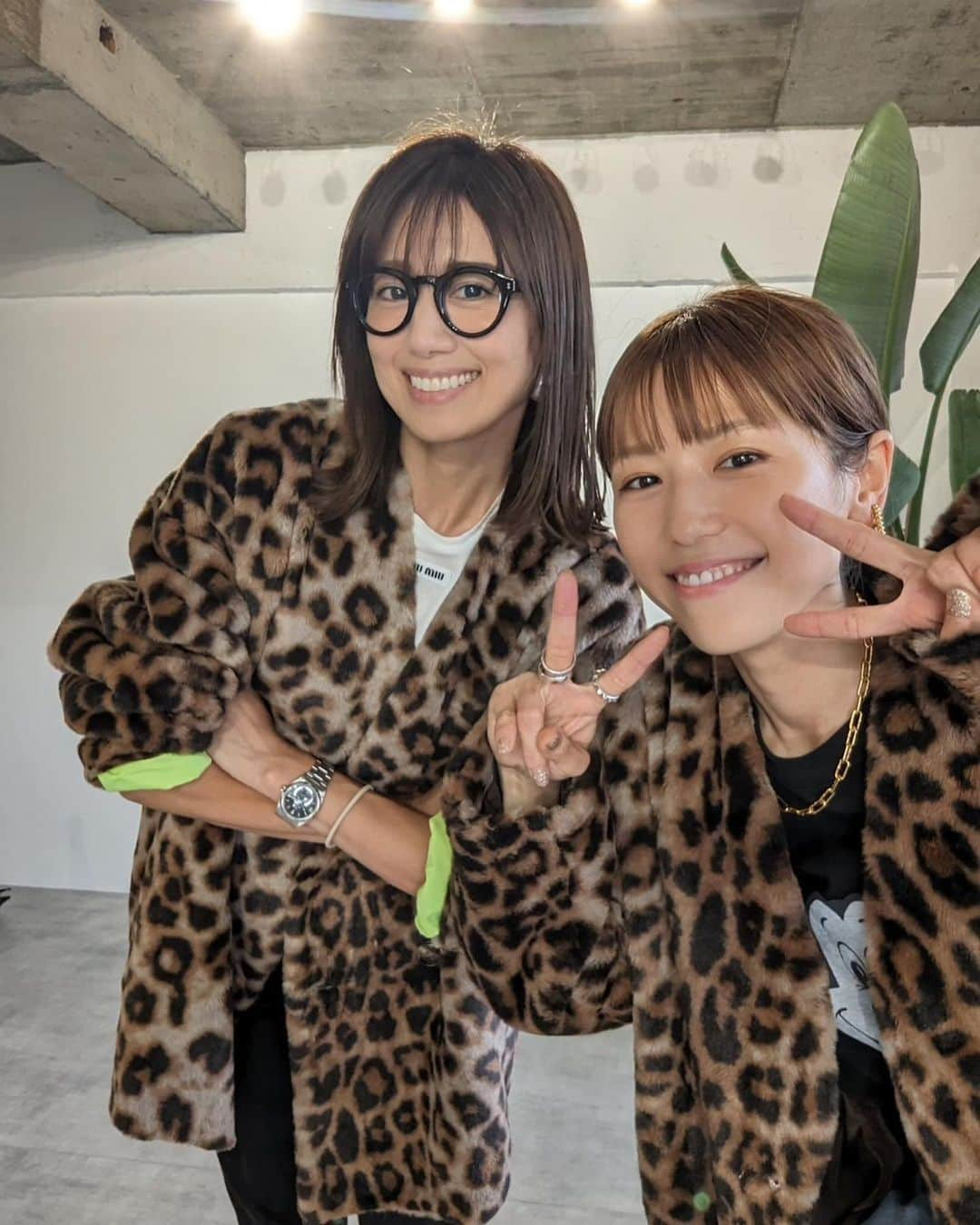 東原亜希さんのインスタグラム写真 - (東原亜希Instagram)「20年以上経ってもこんなことできるなんて🤎しあわせね🤎 ミッキーシリーズかわいすぎて再販をお願いしてまいりました🤍  お土産にラブ埼玉のお煎餅いただきました🍘すぐ開けちゃって。湿気ちゃうからセロテープ貼ってくれましたん🙏」9月15日 15時34分 - akihigashihara