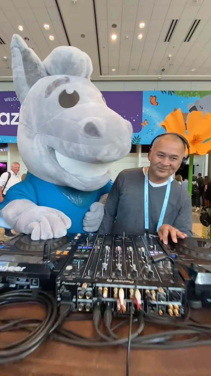 Salesforce のインスタグラム：「When the mascots have too much trailmix. #DF23」