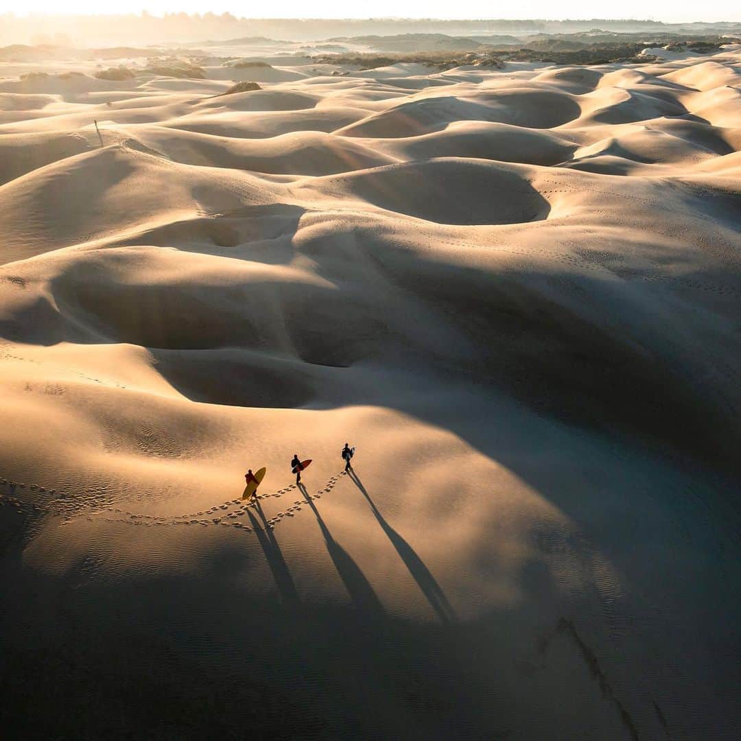 クリス・バーカードのインスタグラム：「Throughout my career I’ve been fortunate to try a lot of different sports and discover many ways of engaging physically with landscapes, whether it’s climbing, cycling, fishing, or hiking… but surfing was my first love and holds a special place in my heart… It really had a massive impact on the early days of my photography. Everything felt a little more simple back then… hunting for perfect waves in places where few had set foot with just a few boards, wetsuits, maybe a cold burrito, and an undying hope that the ocean would provide. Shot in 2022 on an assignment for @billabong close to my home in the Central Coast.」