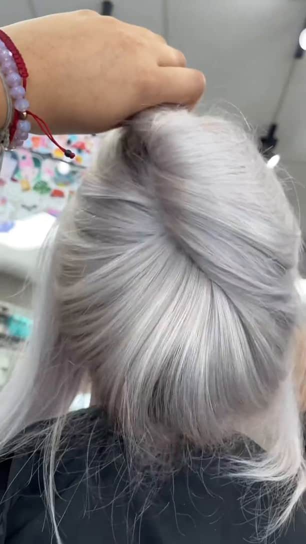 CosmoProf Beautyのインスタグラム：「What's the difference between a gloss and a glaze?   Gloss is a sheer coverage, usually thinner yet more gel like in viscosity. Glaze is a more opaque coverage and velvety and smooth in viscosity.   @LyndaDidIt used @WellaHair Shinefinity Zero lift Glaze in Clear and 9.61 + @Olaplex No. 1 for strength.  Don't miss the opportunity to perfect your skills through education by attending Cosmo Prof's Color the World on Sunday, October 22. Tickets are available for purchase through the link in our bio.  #CosmoProf #HairGlossing #HairGlazing #WellaHair #BehindTheChairStylist #HairstylistEDU #BlondeHairstylist #VividHairstylist #CosmetologyStudent」