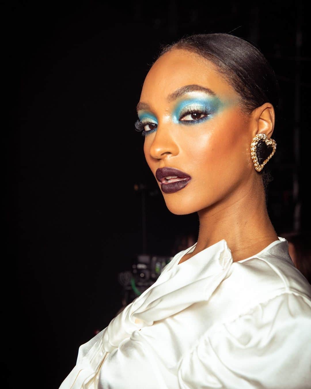 Vogue Beautyさんのインスタグラム写真 - (Vogue BeautyInstagram)「It's a little-known secret that the action at any runway show is actually happening backstage—and of course, #VogueWorld: London's back of house was next level. Dame @patmcgrathreal, who hails from Northampton, lead the charge. Tap the link in our bio to see more. Photographed @morgan_odonovan」9月15日 6時54分 - voguebeauty