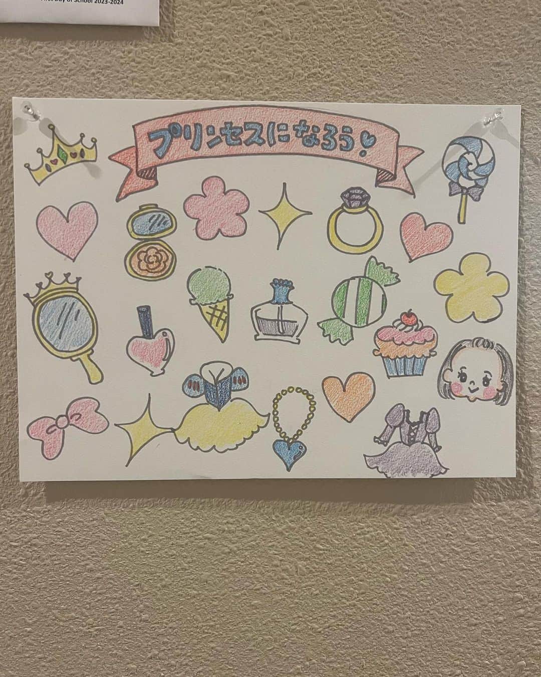 のインスタグラム：「先週は好調だった和華のdrop off⭐️ 今週から雲行きが怪しくなってきたので、昨日からプリンセスになろう❣️プロジェクト開始‼️ プリスクールに元気に行けたらシールを貼っていきます☺️ このシールが全部貯まったらハロウィンに２つのドレスをgetできる和華にはたまらんプロジェクト😂  #メンタル #メンタルコーチング #メンタルトレーニング #宝塚 #宝塚og #宝塚受験 #パフォーマンスアップ #サンフランシスコ #ベイエリア #アメリカ生活」