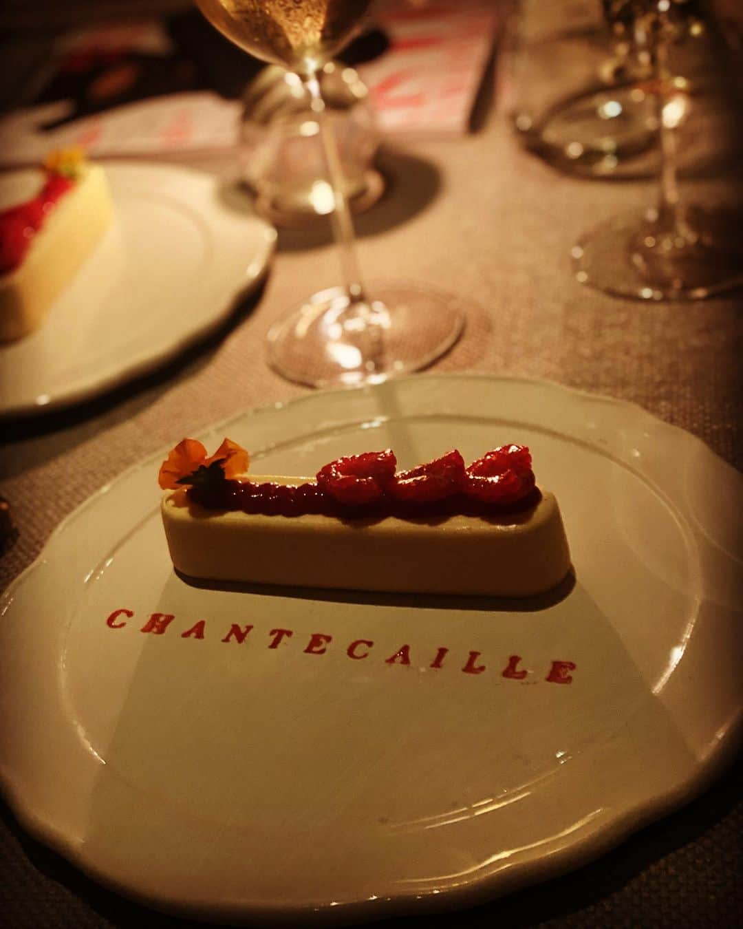 ジョアン・フロッグガットさんのインスタグラム写真 - (ジョアン・フロッグガットInstagram)「Had a gorgeous evening last night with @chantecaille @countryandtownhouse Thank you for bringing such an amazing group of women together in such a beautiful setting. And thank you to @hyattchurchill for an incredible stay with the most amazing service. 💋」9月15日 7時08分 - jofroggatt